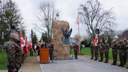 Żołnierze i poczty sztandarowe podczas obchodów 83. rocznicy Zbrodni Katyńskiej. Przemówienie członka Związku Miłośników Pieśni Patriotycznej.